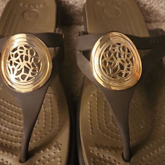 Crocs Women's "Sanrah" Taupe Brown-Gray Wedge Heel Sandals Size 10 - Picture 3 of 10